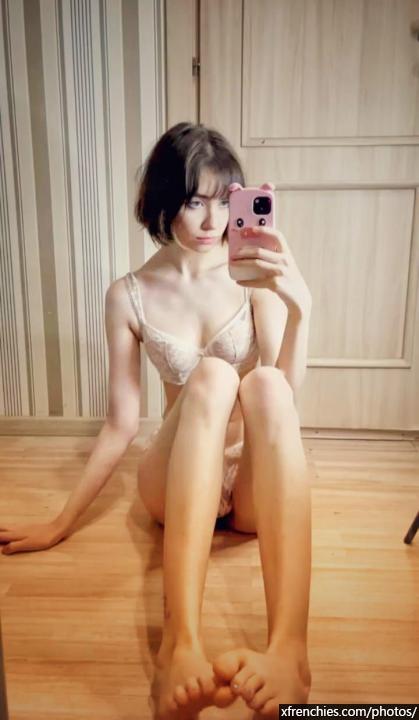 Young naughty girl makes nudes for her boyfriend n°0